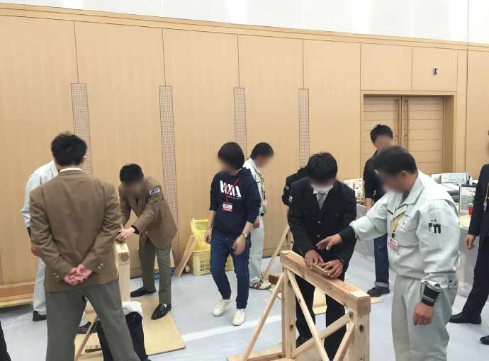 お仕事スタジアムにて鉋掛け