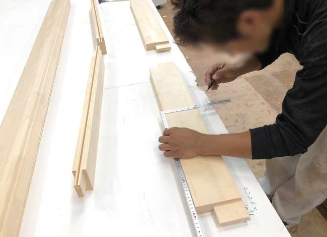 建具のホゾ加工中