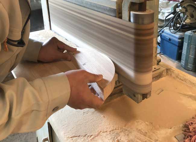 曲面をサンダーで仕上中