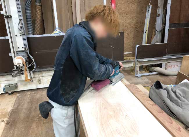 平板をハンドサンダーで仕上中