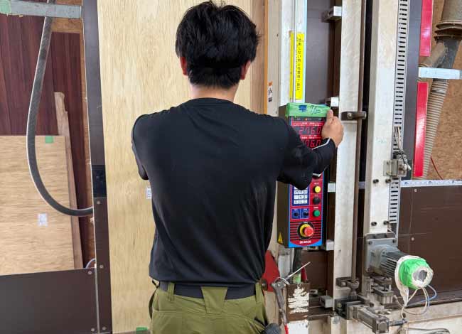 パネルソーにて切断中