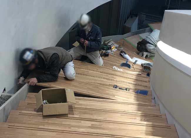階段板取付中