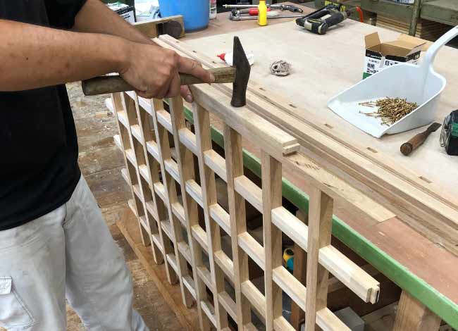 木製建具組立中